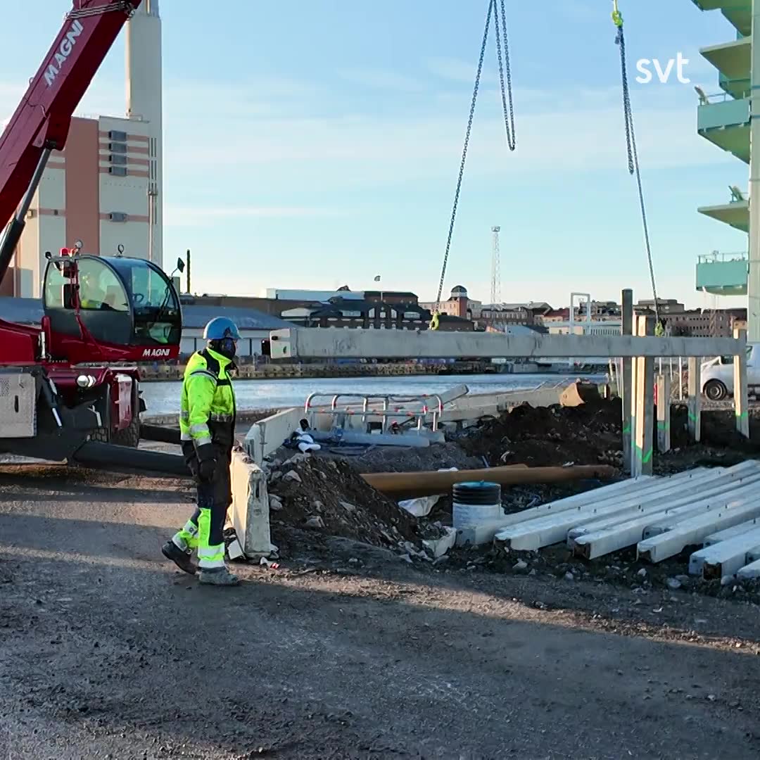 Här sätts pålar genom 30 meter lera när husen byggs i Inre Hamnen